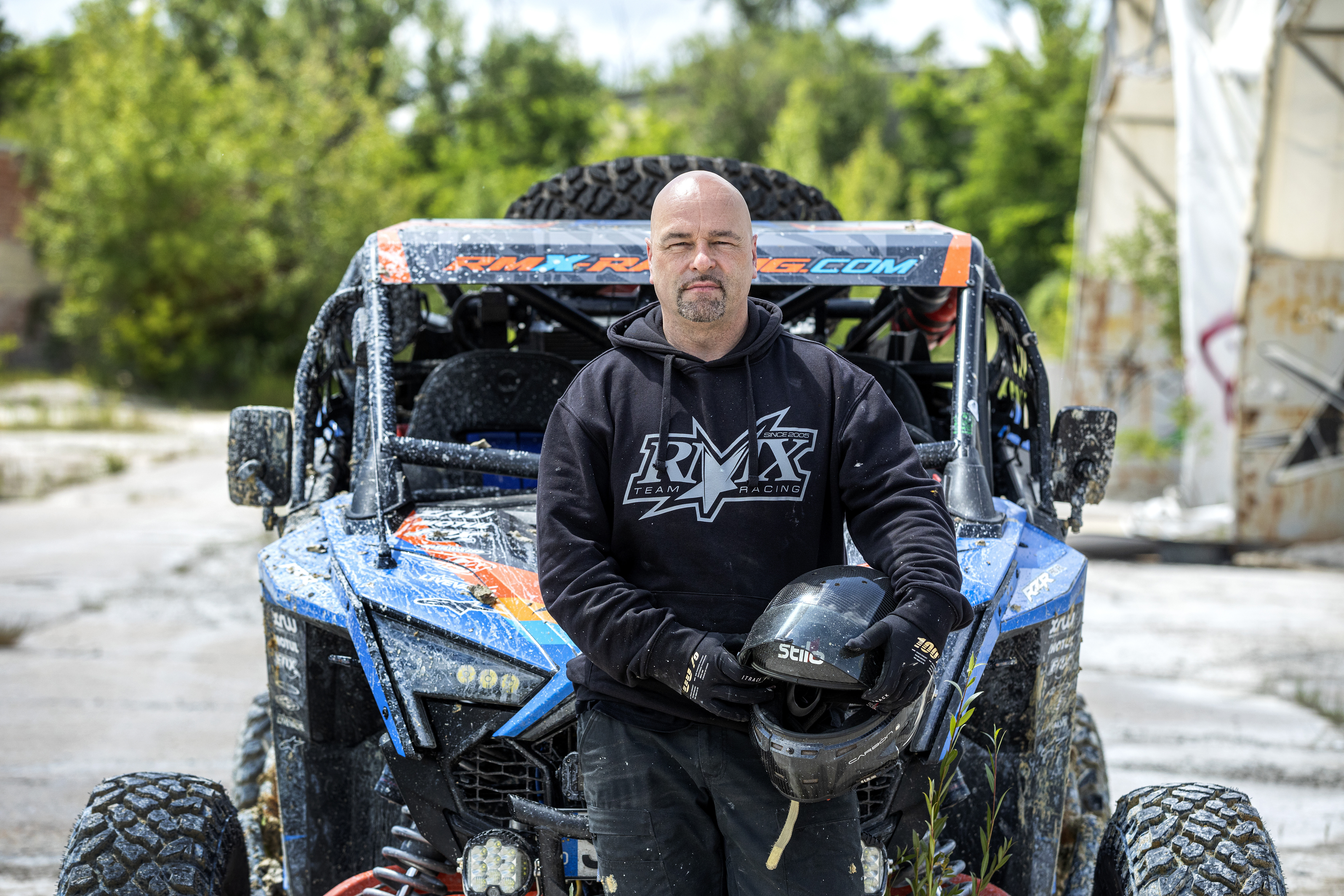 Mann mit Helm vor Buggy