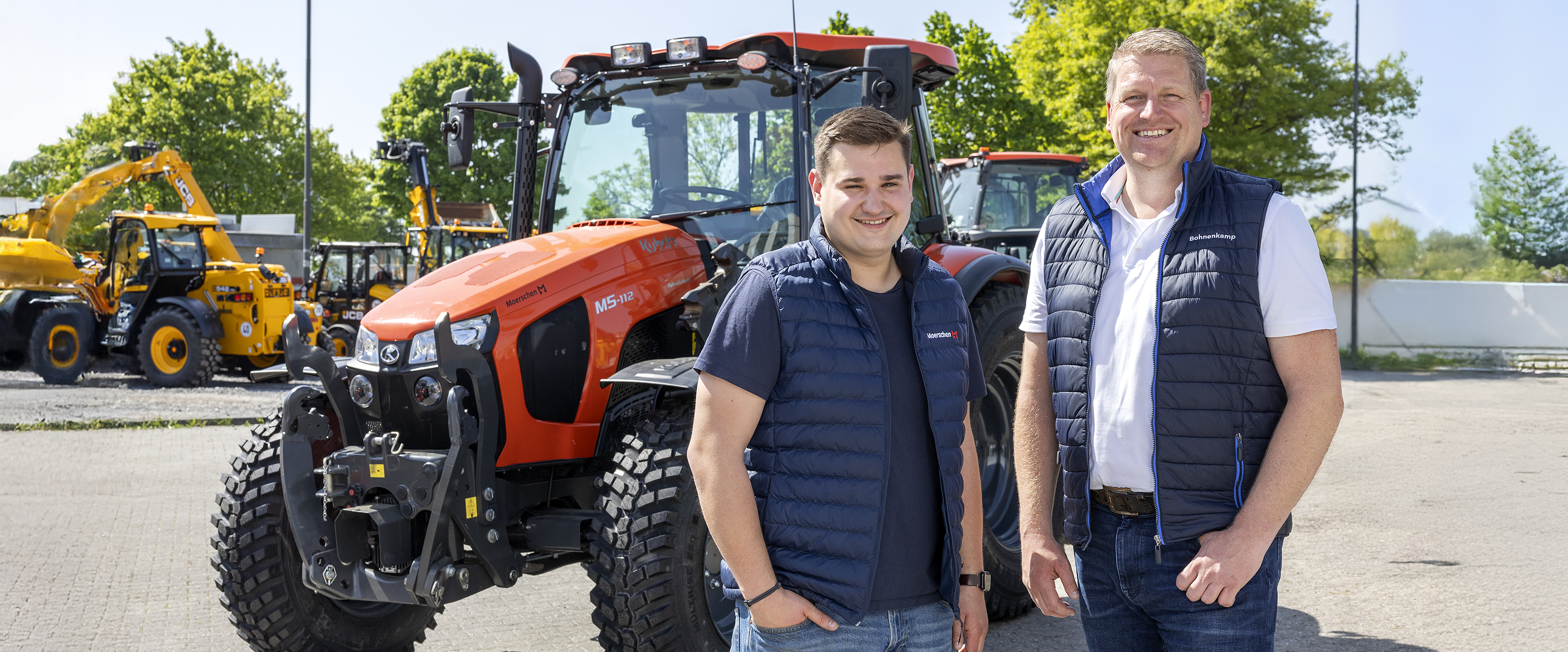 Trecker mit zwei Personen im Vordergrund